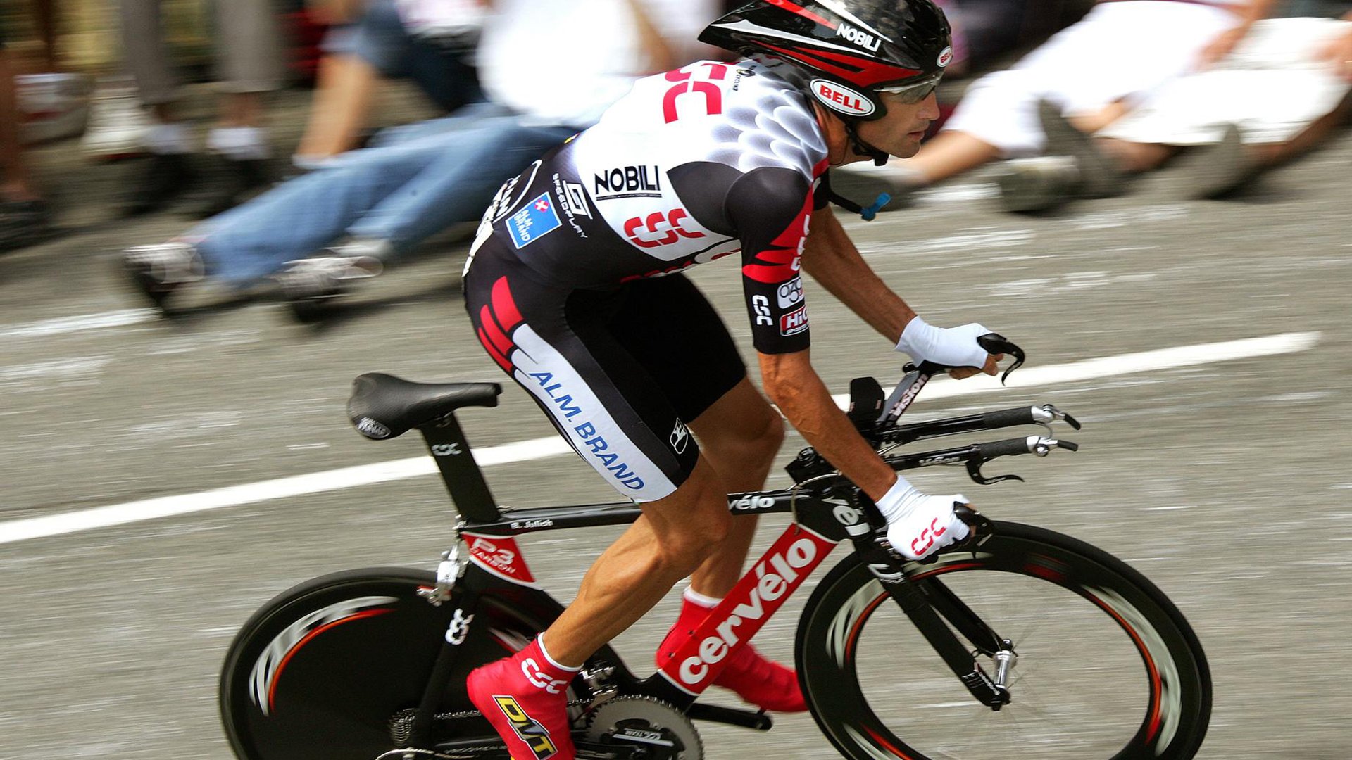 特色乡村自行车骑行，感受田园风光的静谧与美丽，乡村自行车图片